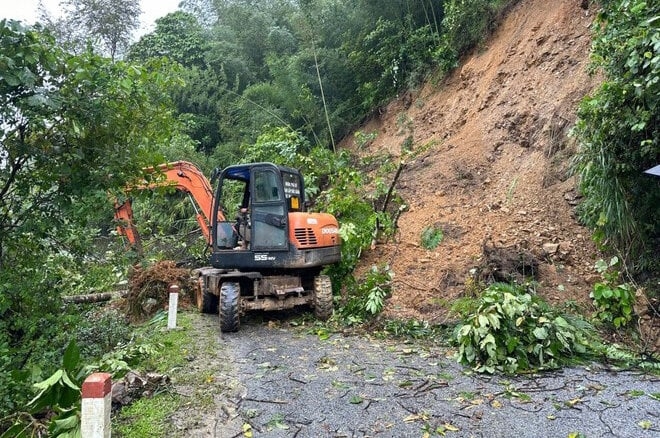 Dozens reported missing as landslide buries passenger bus